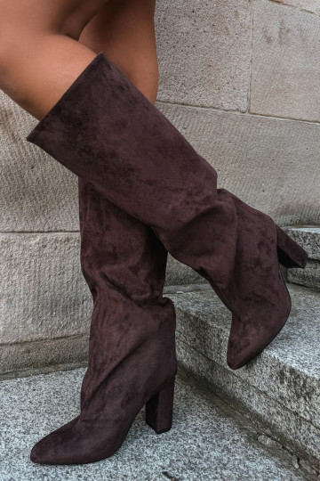 Botins com salto em chocolate Adoria 2
