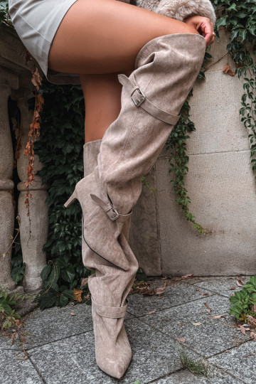 Botas de salto acima do joelho com tiras e fivelas na cor areia Tai turibel 2