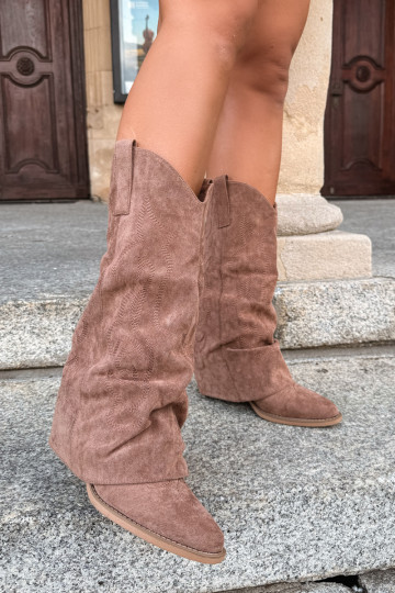 Botas altas de estilo cowboy enrugadas com saltos e cano costurado castanho Ives 2