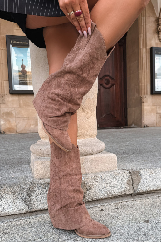 Botas altas de estilo cowboy enrugadas com saltos e cano costurado castanho Ives