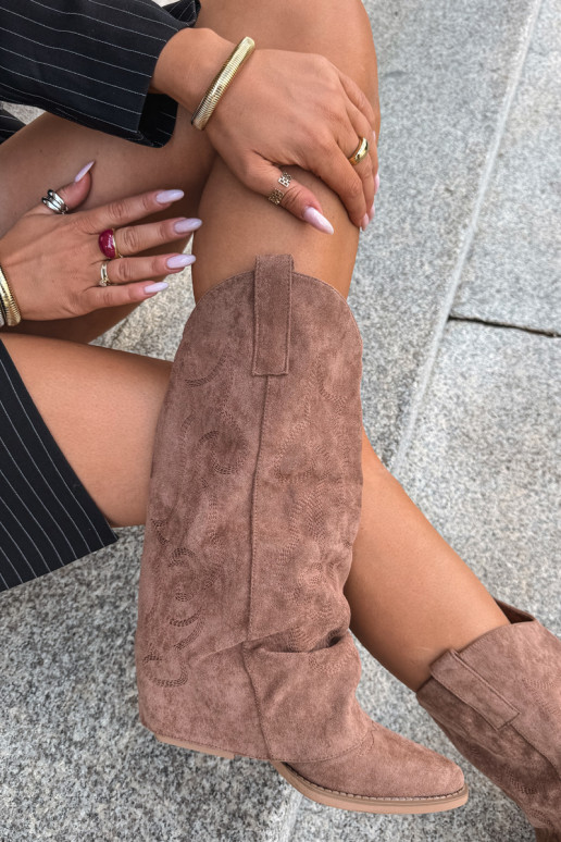 Botas altas de estilo cowboy enrugadas com saltos e cano costurado castanho Ives