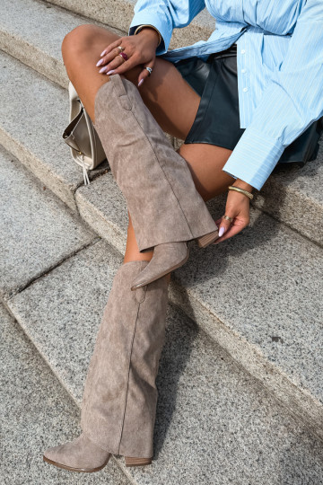 Botas femininas de estilo cowboy acima do joelho com salto na cor areia Kalena 2