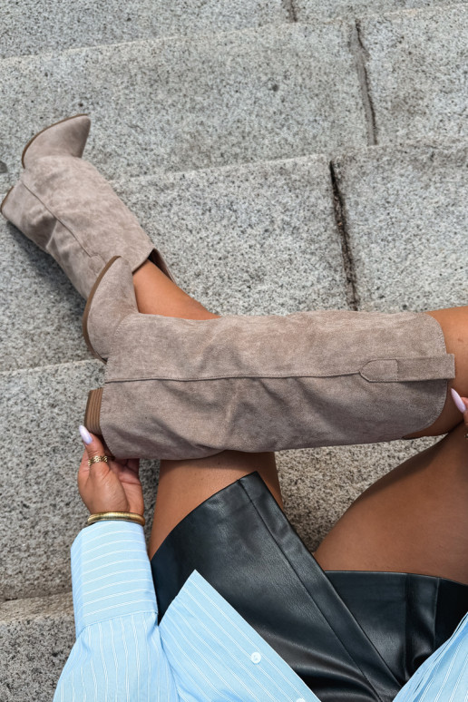 Botas femininas de estilo cowboy acima do joelho com salto na cor areia Kalena