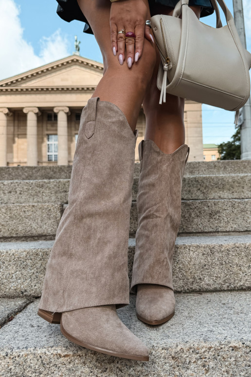 Botas femininas de estilo cowboy acima do joelho com salto na cor areia Kalena