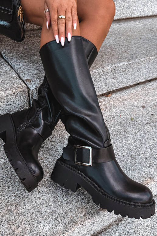 Botas femininas isoladas acima do joelho com fivelas na cor preta Glena