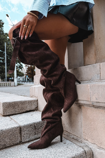 botas altas slip-on femininas com salto na cor chocolate Rosena 2