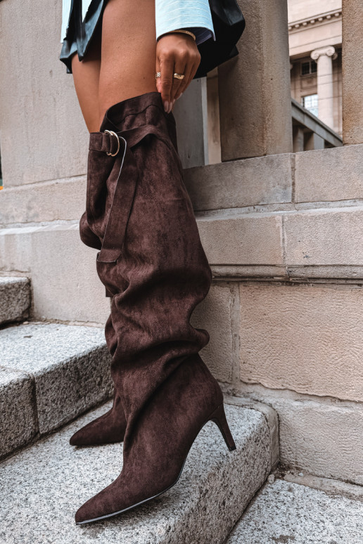 botas altas slip-on femininas com salto na cor chocolate Rosena