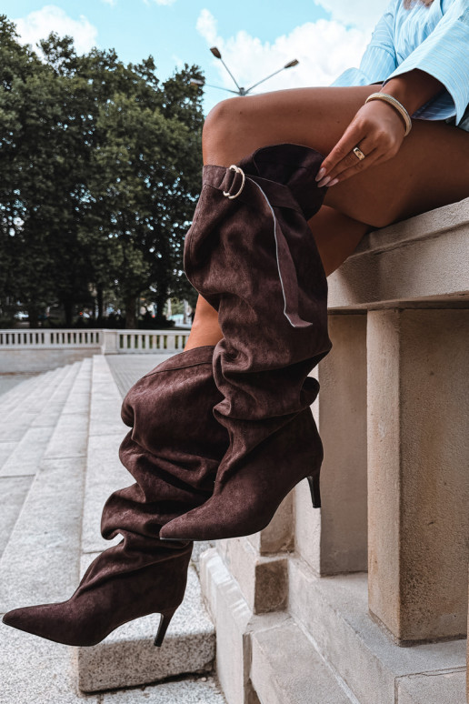 botas altas slip-on femininas com salto na cor chocolate Rosena