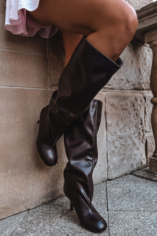 Botas femininas de cano alto slip-on com saltos finos em chocolate Caliya