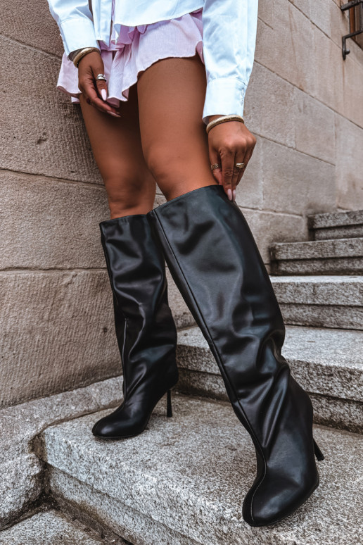 Botas femininas de cano alto slip-on com saltos finos em preto Caliya