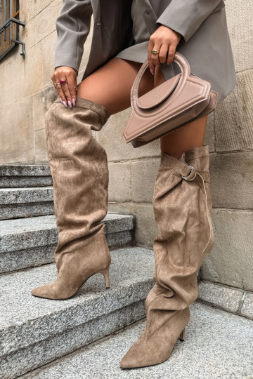 Botas femininas slip-on acima do joelho com salto na cor areia Rosena