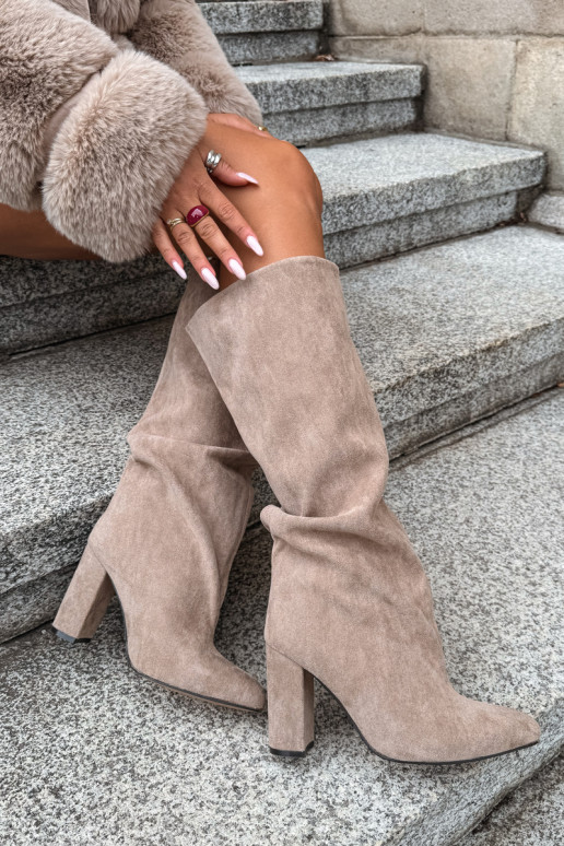 botas altas slip-on com salto na cor areia Emeline