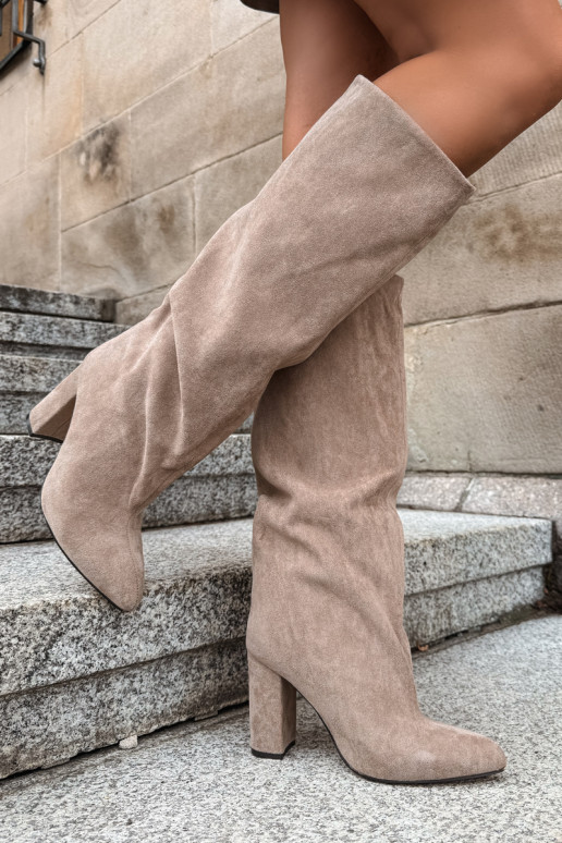 botas altas slip-on com salto na cor areia Emeline