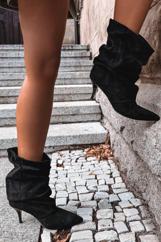 Botins slouchy femininos com salto fino na cor preta Harissa