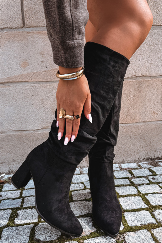 Botas altas pretas isoladas com saltos e babados Haliah