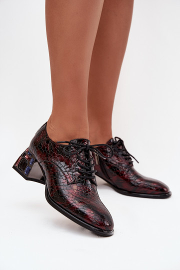Mocassins femininos em couro envernizado com salto e detalhes brilhantes na cor bordô Artiker 57C0073