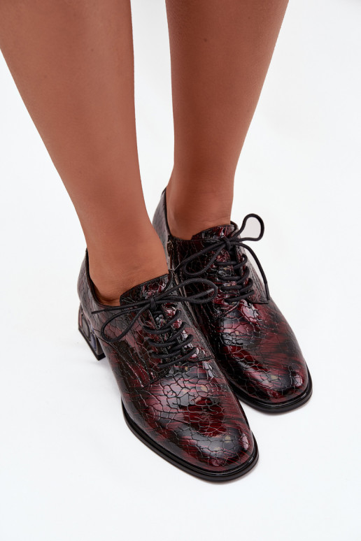 Mocassins femininos em couro envernizado com salto e detalhes brilhantes na cor bordô Artiker 57C0073