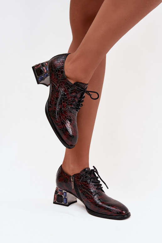 Mocassins femininos em couro envernizado com salto e detalhes brilhantes na cor bordô Artiker 57C0073