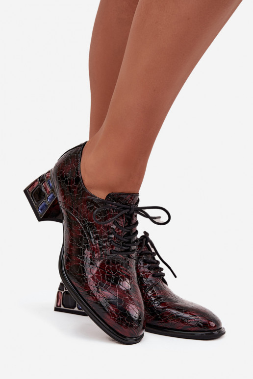 Mocassins femininos em couro envernizado com salto e detalhes brilhantes na cor bordô Artiker 57C0073