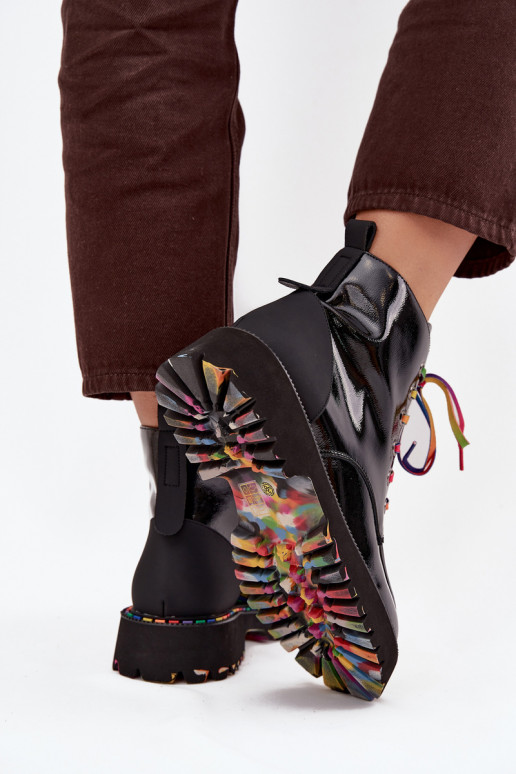 Botins femininos em couro com efeito verniz na cor preta Artiker 57C0064