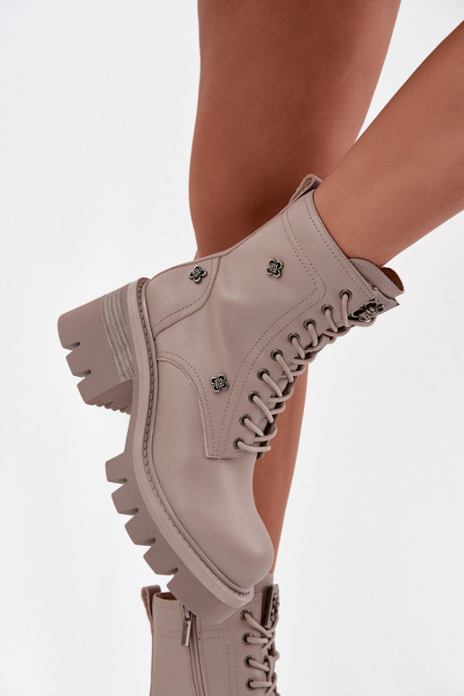 Botins femininos de trabalho em couro com fivelas na cor areia Artiker 57C0181