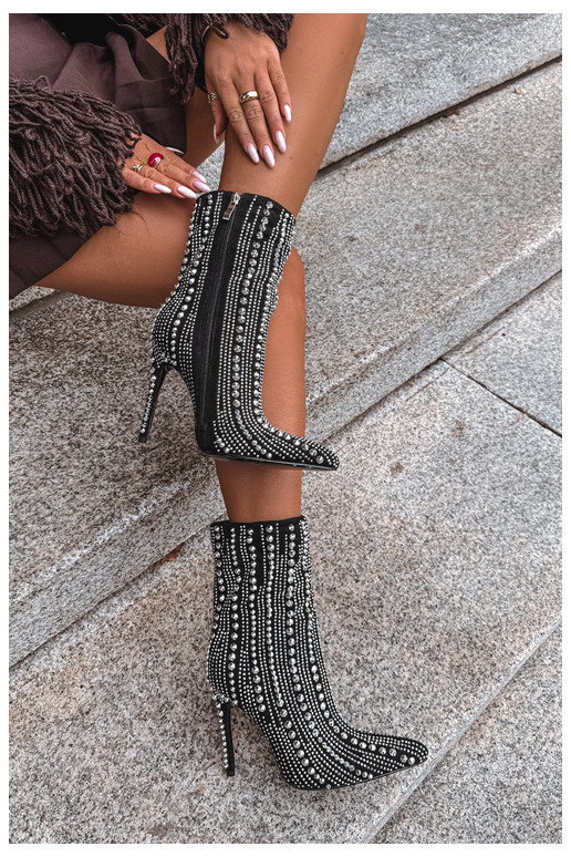 Botins quentes com saltos finos, decorados com tachas, pretos Delva