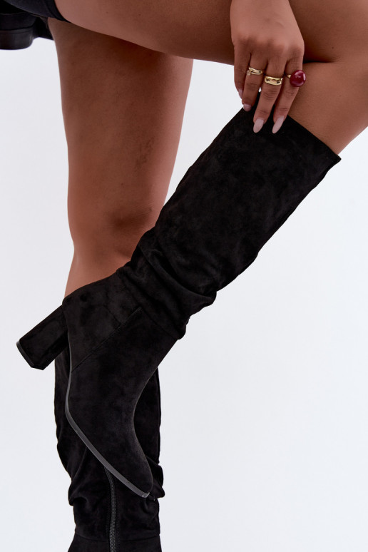 Botas femininas isoladas até o joelho com salto em preto Raleya