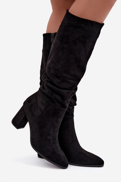 Botas femininas isoladas até o joelho com salto em preto Raleya