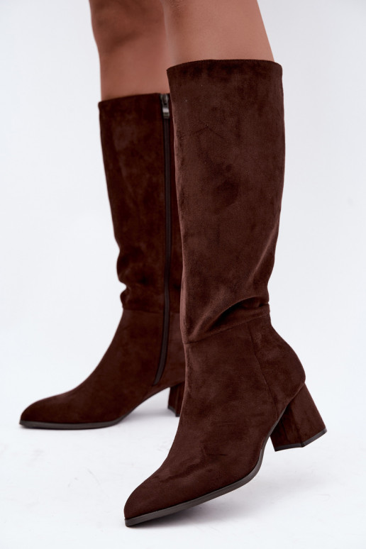 Botas femininas isoladas até o joelho com salto em chocolate Raleya