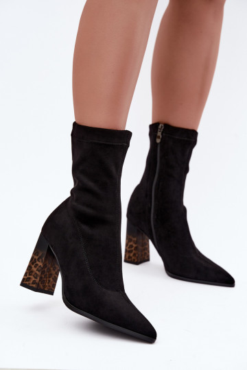 Botins femininos isolados com cano estampado em preto Tirelia 2