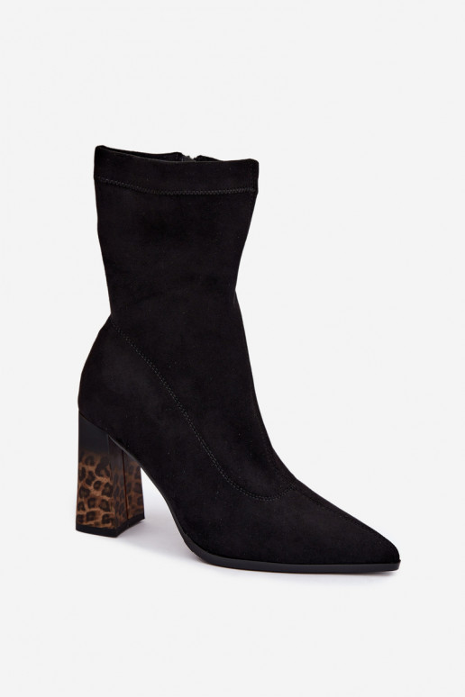 Botins femininos isolados com cano estampado em preto Tirelia