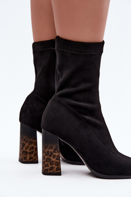 Botins femininos isolados com cano estampado em preto Tirelia