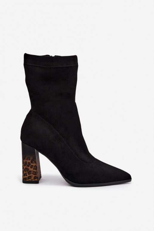Botins femininos isolados com cano estampado em preto Tirelia