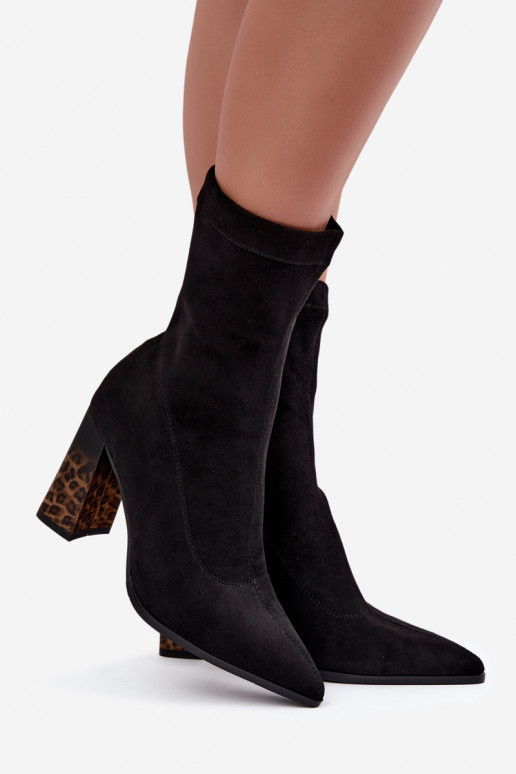 Botins femininos isolados com cano estampado em preto Tirelia