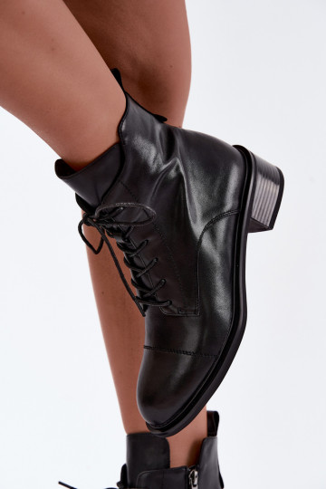 Botins isolados de couro natural em preto Cerina