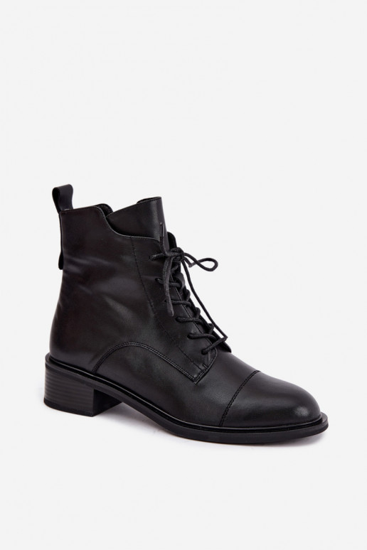 Botins isolados de couro natural em preto Cerina