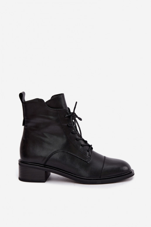 Botins isolados de couro natural em preto Cerina