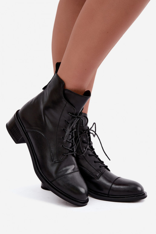 Botins isolados de couro natural em preto Cerina