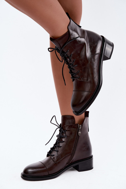 Botins isolados de couro natural em chocolate Cerina
