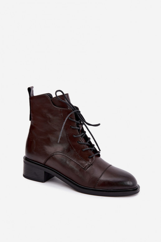 Botins isolados de couro natural em chocolate Cerina
