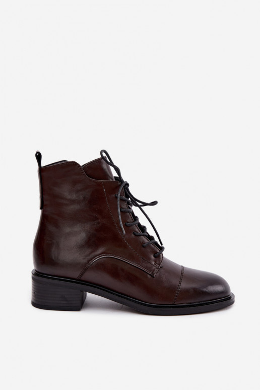 Botins isolados de couro natural em chocolate Cerina