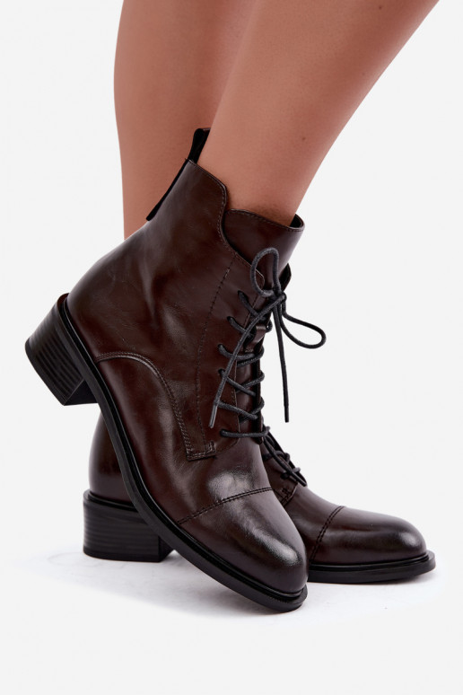 Botins isolados de couro natural em chocolate Cerina
