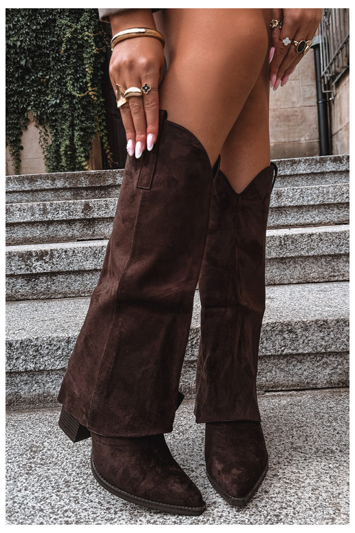 Botas altas de estilo cowboy isoladas com saltos e cano costurado CzekoladoĮe Julena