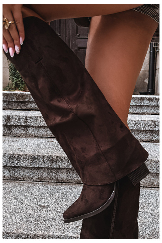 Botas altas de estilo cowboy isoladas com saltos e cano costurado CzekoladoĮe Julena