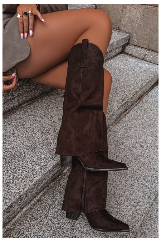 Botas altas de estilo cowboy isoladas com saltos e cano costurado CzekoladoĮe Julena
