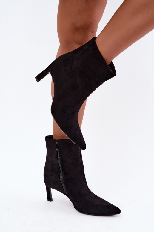 Botins femininos aquecidos com saltos finos na cor preta Carlia