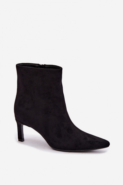 Botins femininos aquecidos com saltos finos na cor preta Carlia
