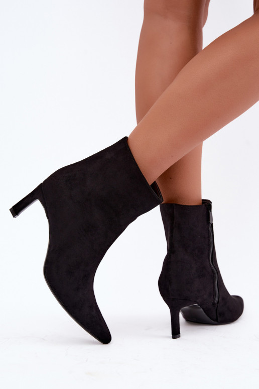 Botins femininos aquecidos com saltos finos na cor preta Carlia