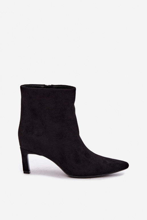 Botins femininos aquecidos com saltos finos na cor preta Carlia