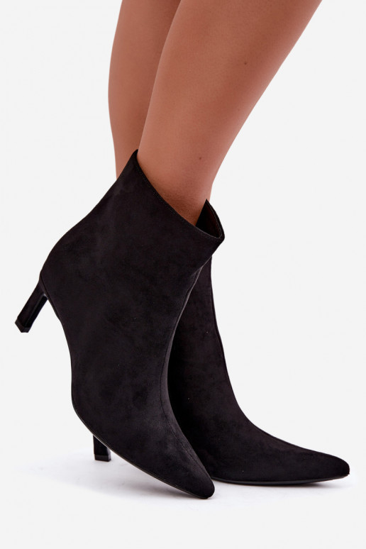 Botins femininos aquecidos com saltos finos na cor preta Carlia